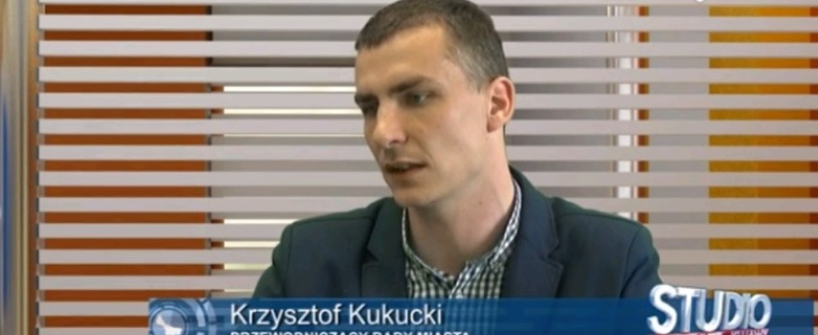 Krzysztof Kukucki na "Czerwonej kanapie" w studiu TV Kujawy 